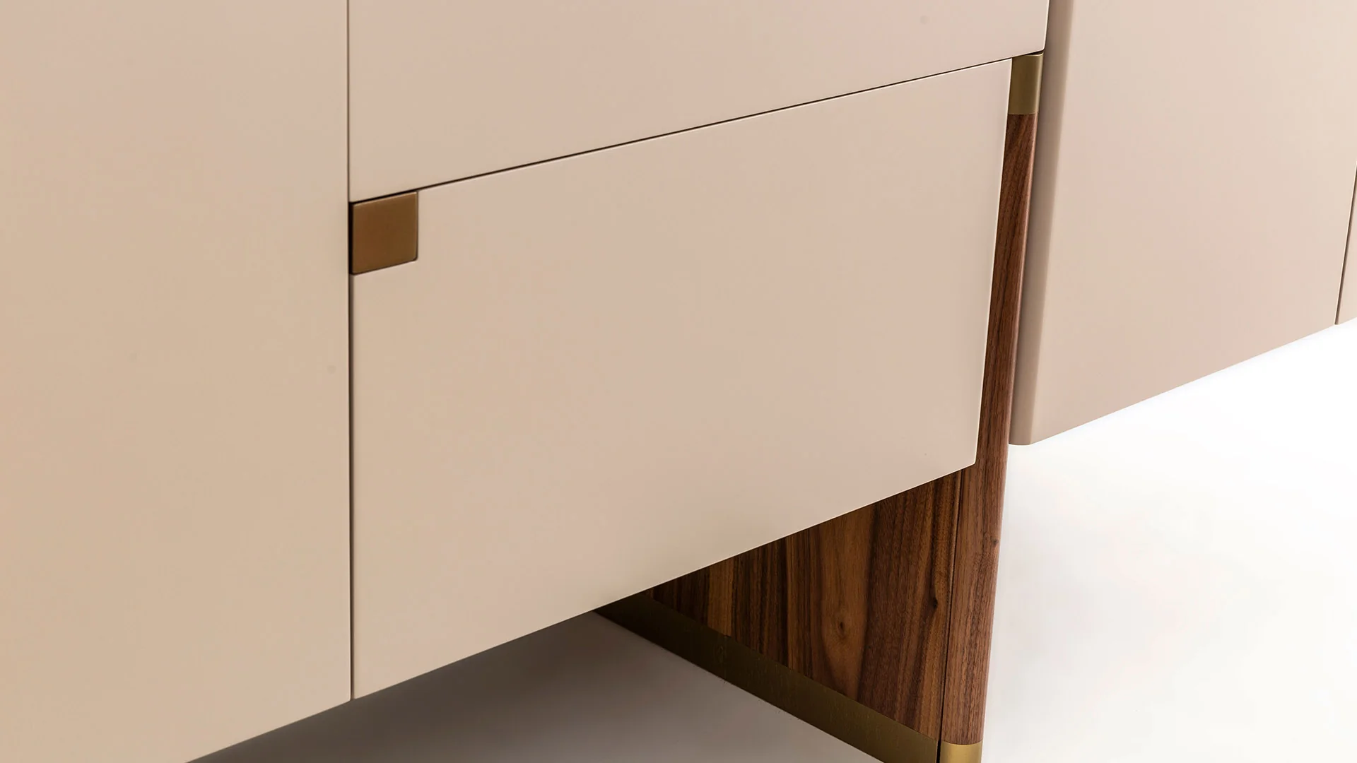 Бюфет «Delta Bej Walnut» с естествен фурнир, с две чекмеджета, размер 220х79х51см - Image 4